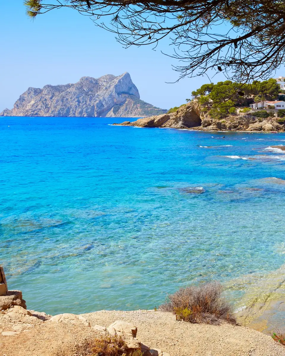 Kust bij Moraira met de Peñón de Ifach aan de Costa Blanca